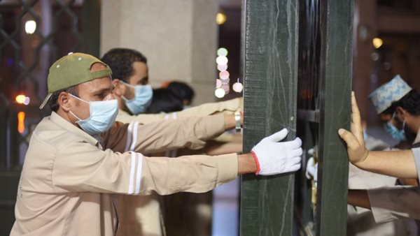 فتح أبواب المسجد