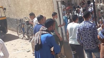 زحام شديد لاستخراج البطاقات وشهادات الميلاد بالسجل المدني في سوهاج