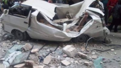 ضحايا وإصابات إثر انهيار شرفة شقة سكنية بعقار قديم شرق الإسكندرية (صور وفيديو)
