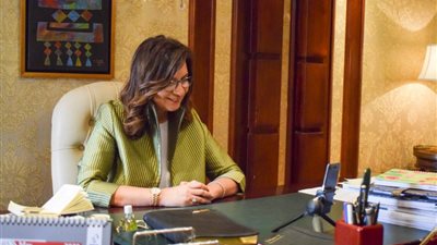 وزيرة الهجرة تجري لقاء مع الطلاب المصريين العائدين من الخارج من داخل العزل (بث مباشر)