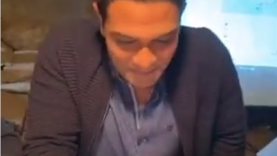 آسر ياسين عن زوجته: “حبلة”.. وعصابة “بـ100 وش” تهنئه في الكواليس (فيديو)