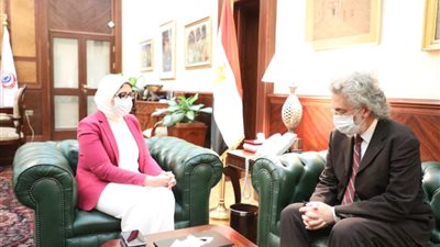 اجتماع عاجل لنقيب الأطباء مع وزيرة الصحة لمناقشة أزمة تكليف الأطباء