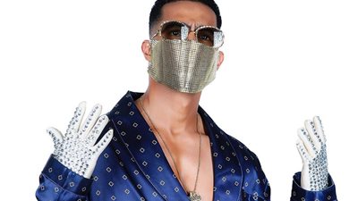 محمد رمضان يشوق جمهورة لـ”كورونا فيروس” بماسك فيس شيلد (صورة)