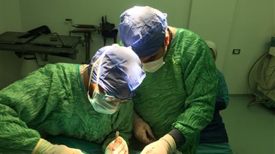 أنقذ رضيعًا من الموت.. جراحة ناجحة لرضيع ولد بكيس دموي بالفم في الإسكندرية