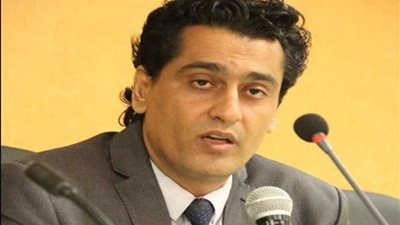 وعكة صحية لأيمن عبد المجيد مسئول ملف كورونا بـ”الصحفيين” ونقله للعناية المركزة (صورة)