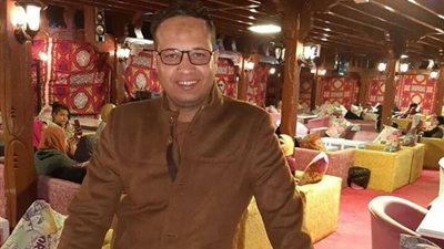 صاحب لافتة “عندنا كورونا”: 12 إصابة من عائلتي بسبب إهمال الطب الوقائي.. ومحلية نقادة رفضت رفع قمامتنا