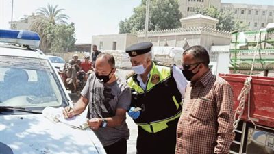 لمنع انتشار فيروس كورونا.. تغريم 69 سائقًا لعدم ارتدائهم “الكمامات” بالشرقية (صور)