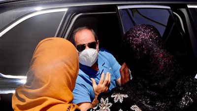 السيسي يتفقد حي الأسمرات ويتلقي بعدد من السكان (صور)