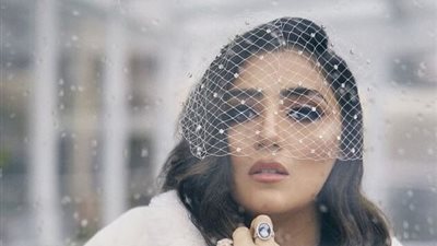 مي عمر في أحدث جلسات التصوير مع كلبها: “أصغر أفراد العائلة” (صورة)