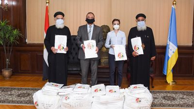 البابا تواضروس يهدى ملابس واقية للأطقم الطبية في الإسكندرية