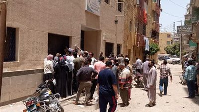 رغم تحذيرات كورونا.. زحام وتكدس أمام مكتب تأمينات “منيا القمح” في الشرقية (صور)