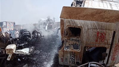 اشتعال النيران في سيارتين بعد تصادمهما بالطريق الصحراوى في البحيرة (صور)