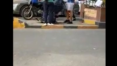 شاهد.. مجموعة شباب “يحلقون” للمارة بالمجان على رصيف شارع بالمهندسين (فيديو)