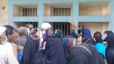 زحام وتكدس للمواطنين أمام مكتب العلاج على نفقة الدولة بقنا (صور)
