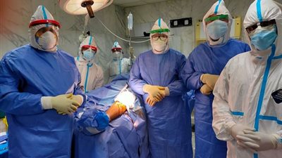 إجراء قسطرة قلبية طارئة لإنقاذ حياة مريض فشل كلوي وسكر مصاب بفيروس كورونا (صور)