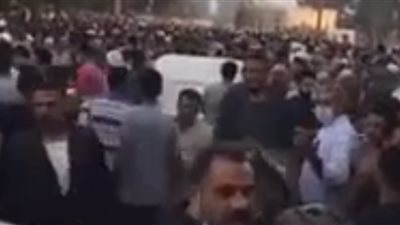 رغم التحذيرات بالتباعد الاجتماعي.. زحام كبير لتجار أمام سوق مواشي تلا (فيديو)