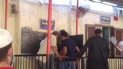 بدون تباعد في المسافات.. المواطنين يتوافدون على وحدة مرور بركة السبع بالمنوفية (صور)