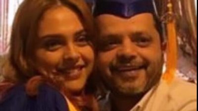 “بقبعة التخرج”.. محمد هنيدي يحتفل بنجاح ابنته فريدة (صورة)