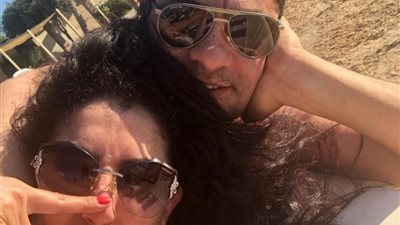 في أجواء رومانسية.. غادة عبد الرازق وزوجها على شاطئ البحر (صور)