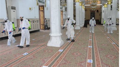 “الأوقاف” تضع علامات التباعد بين المصلين في المساجد على مستوى الجمهورية (صور)