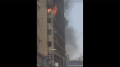 حريق هائل في أحد الشقق بمنطقة العتبة (فيديو)
