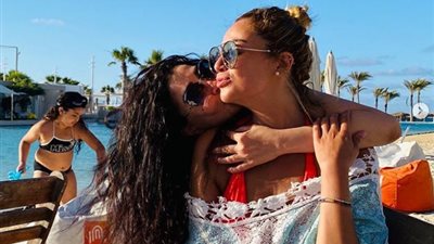 غادة عبد الرازق تشعل السوشيال ميديا بصورها مع ابنتها