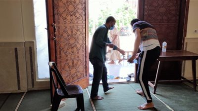 مصليات وكمامات احتياطية.. المصلون يؤدون صلاة الظهر في المساجد وسط إجراءات غير مسبوقة (صور)
