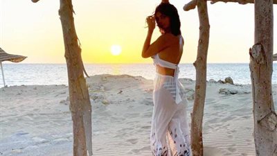 “بالبكيني”.. رانيا منصور بإطلالة جريئة على الشاطئ (صور)