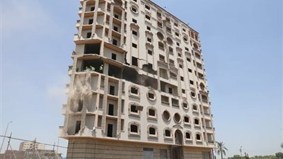 بـ50 عاملا.. استمرار أعمال هدم برج جرجا المثير للجدل لليوم الثاني على التوالي (صور)