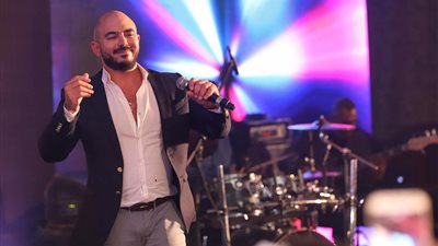 محمود العسيلي يمازح الجمهور عن أغاني الصيف: “في التلاجة” (صورة)