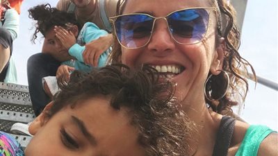 علا رشدي تظهر مع أبنائها في المصيف: “طلعوا 3 فروق بين الصور”