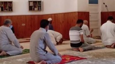 إمام مسجد يزيل سجاد المسجد بسبب كورونا والمصلين يؤدون الصلاة على البلاط فى مطروح (صور)