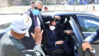 “الرئيس السيسي” يستفسر من مواطن عن أحواله المعيشية خلال تفقده مشروعاتٍ بمدينة نصر (صور)
