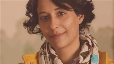 دنيا ماهر تستعيد ذكرياتها بصورة من أول مسرحية قدمتها بحياتها في المدرسة