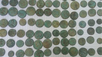 حبس عامل خرسانة حاول تهريب 406 قطعة أثرية وبيعها في الشرقية