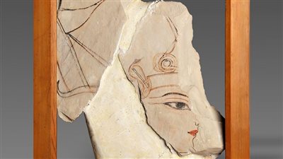 المتحف المصري بالتحرير يعلن عن عرض قطعة أوستراكا لملك يرتدي التاج الأزرق