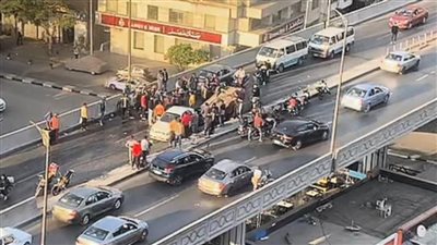 مصرع شخص وإصابة آخر إثر انقلاب سيارة أعلى طريق جسر السويس | صور