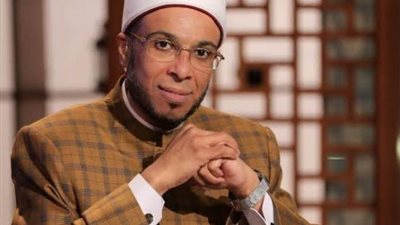 داعية يحذر من الدفن ليلا ويؤكد: البكاء على الميت رحمة ولا يعذب به