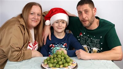 الشوكولاتة تتلف الدماغ.. طفل بريطاني يعاني من مرض نادر يمنعه من أكل البروتينات والمحليات