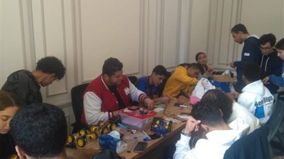 انتظام الدراسة العملية بالمعامل لطلاب جامعة القاهرة الدولية| صور