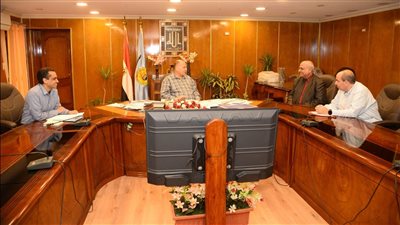 محافظ أسيوط يناقش توفير الأراضي لاستكمال مشروعات قطاع التعليم ضمن حياة كريمة