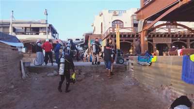 بعد سقوط جسم غريب.. رئيس مدينة دهب: المدينة آمنة والزوار يستمتعون على الشواطئ