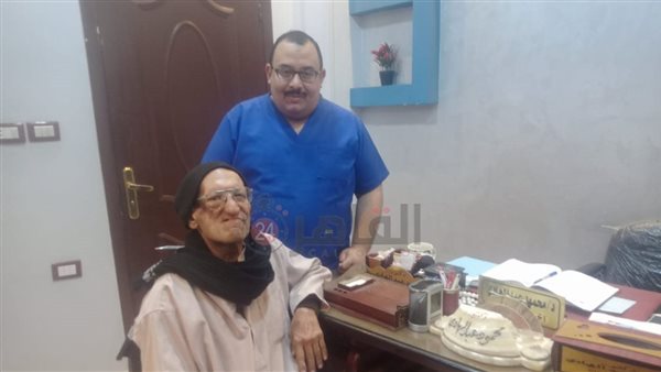 العم حشمت خلال الفحص