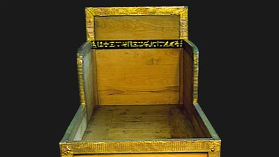 وحيدًا من نوعه.. المتحف المصري بالتحرير يعرض كرسي سيدان للملكة حتب حرس