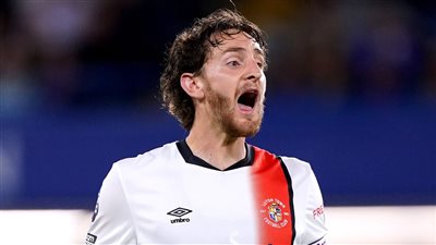 بعد سقوط لاعب.. توقف مباراة بورنموث ولوتون تاون في الدوري الإنجليزي | فيديو