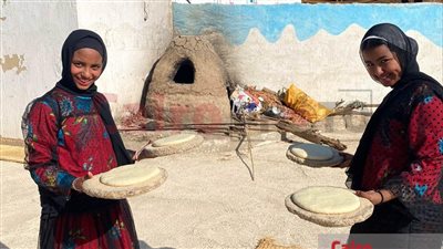 مرسوم على جدران المعابد.. العيش الشمسي غموس الصعايدة من الأجداد للأحفاد