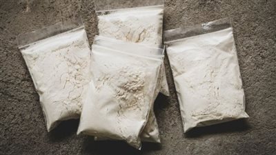 دهسوا مواطنين واتمسكوا بـ هيروين.. المشدد 15 سنة لموظف وسائق في قنا