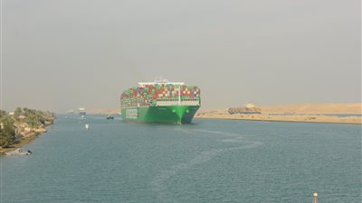 أسامة ربيع: حركة الملاحة بقناة السويس منتظمة.. ونتابع تداعيات التوترات الجارية في البحر الأحمر