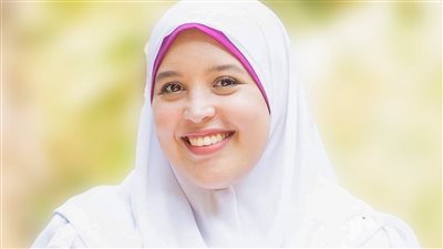 جعلت فصلها مسرحًا استعراضيًا.. معلمة مصرية تحصد جائزة أمريكية في التعليق الصوتي
