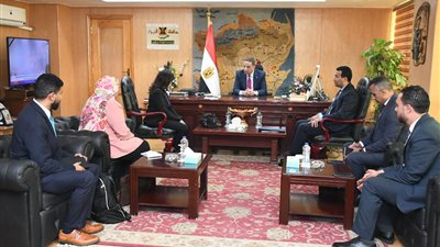 محافظ الفيوم يبحث مع وفد التضامن آليات تنفيذ برنامج وعي للتنمية المجتمعية 